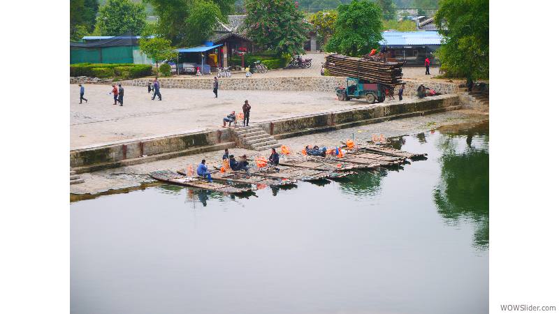 die Bamboo-Boote werden verladen
